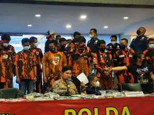 Polisi Gelar Barang Bukti Demo Ricuh Pemuda Pancasila: Peluru hingga Badik Polisi Gelar Barang Bukti Demo Ricuh Pemuda Pancasila: Peluru hingga Badik