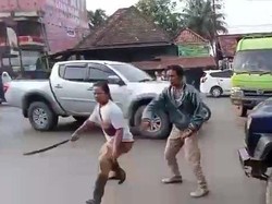Detik-detik Pria Kejar Polantas Pakai Celurit Gegara Anak Ditilang