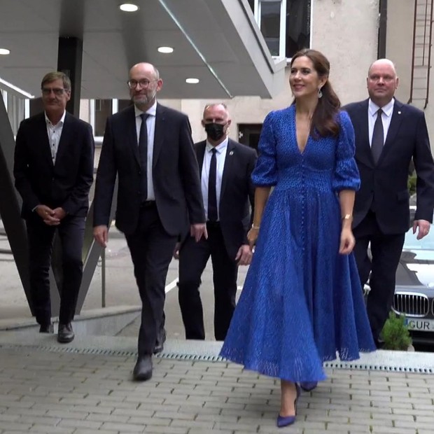 Putri Mary dengan V-Neck Dress Warna Biru