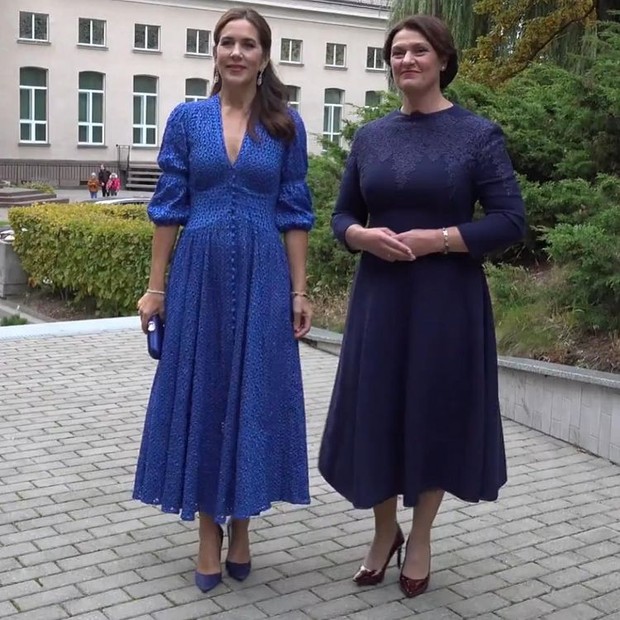 Putri Mary Membawa Tas Model Clutch