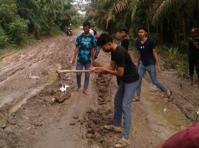 Pelajar di Sumsel Gotong Royong Perbaiki Jalan Berlumpur