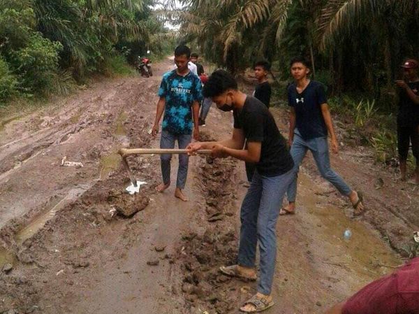 Pelajar di Sumsel Gotong Royong Perbaiki Jalan Berlumpur