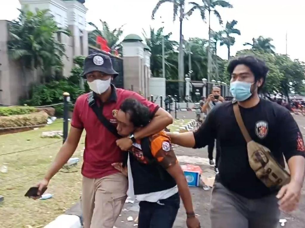 Ada Polisi Terluka, 4 Orang Pemuda Pancasila Diamankan di DPR