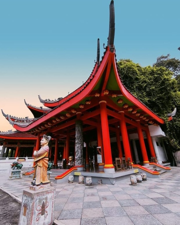 Although it is valuable as a place of worship, this Sampookong pagoda is also an interesting photo spot for tourists