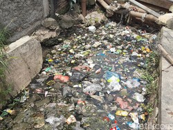 detikcom Do Your Magic: Tolong! Sampah Masih Sumbat Got di Jati Rahayu Bekasi