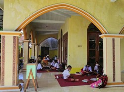 35 Siswa SD di Banyuwangi Belajar di Masjid Gegara Jembatan ke Sekolah Ambruk