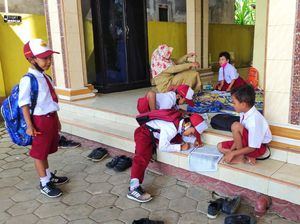 Hari Guru, Ini Perjuangan Pendidik Demi Siswa Tetap Belajar Meski di Masjid Hari Guru, Ini Perjuangan Pendidik Demi Siswa Tetap Belajar Meski di Masjid
