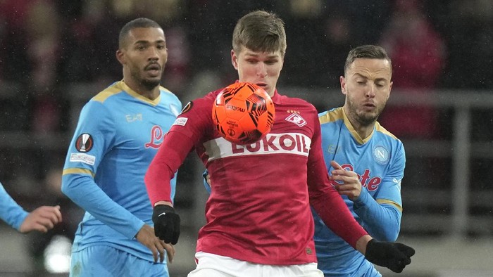 Spartaks Aleksandr Sobolev, centre, fights for the ball with Napolis Amir Rrahmani during the group C, Europa League soccer match between Spartak Moscow and Napoli at Spartak stadium in Moscow, Russia, Wednesday, Nov. 24, 2021. (AP Photo/Pavel Golovkin)