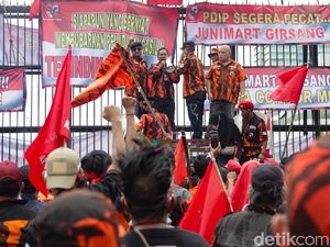 Massa Loreng Oranye Beraksi di Depan DPR Tuntut Junimart Minta Maaf Massa Loreng Oranye Beraksi di Depan DPR Tuntut Junimart Minta Maaf