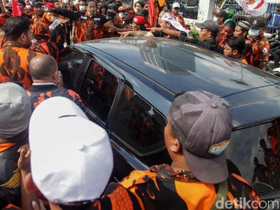 Massa PP yang Tak Bisa Masuki DPR Gebrak Mobil-Blokir Jalan