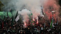 Sambil bernyanyi, mengibarkan bendera besar, menyalakan flare dan kembang api, suporter Persebaya juga menyindir PSSI lewat lagu.