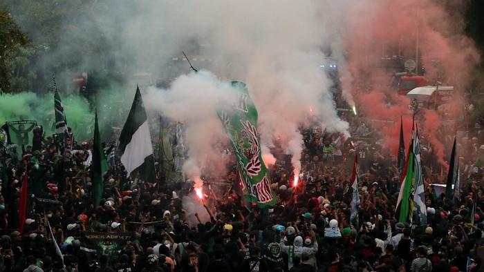 UNJUK RASA SUPORTER PERSEBAYA Sejumlah suporter klub sepak bola Persebaya berunjuk rasa di Jalan Gubernur Suryo, Surabaya, Jawa Timur, Kamis (25/11/2021). Mereka menuntut revolusi sistem persepak bolaan Indonesia yang sportif, jujur dan profesional. ANTARA FOTO/Didik Suhartono/wsj.