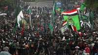 Sejumlah suporter klub sepak bola Persebaya berunjuk rasa di Jalan Gubernur Suryo, Surabaya, Jawa Timur, Kamis (25/11/2021). Nampak para suporter memadati jalan.