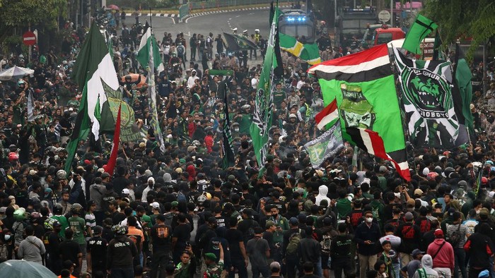 Sejumlah suporter klub sepak bola Persebaya berunjuk rasa di Jalan Gubernur Suryo, Surabaya, Jawa Timur, Kamis (25/11/2021). Mereka menuntut revolusi sistem persepak bolaan Indonesia yang sportif, jujur dan profesional. ANTARA FOTO/Didik Suhartono/wsj.