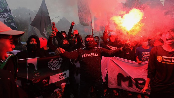 UNJUK RASA SUPORTER PERSEBAYA Sejumlah suporter klub sepak bola Persebaya berunjuk rasa di Jalan Gubernur Suryo, Surabaya, Jawa Timur, Kamis (25/11/2021). Mereka menuntut revolusi sistem persepak bolaan Indonesia yang sportif, jujur dan profesional. ANTARA FOTO/Didik Suhartono/wsj.