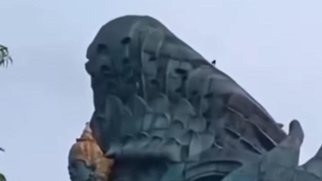 Ngobrol Bareng Dzunot, Sosok Misterius yang Viral di Atas Patung GWK Bali Ngobrol Bareng Dzunot, Sosok Misterius yang Viral di Atas Patung GWK Bali