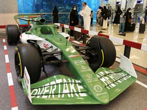 Wow, Ada Mobil Balap Mejeng di Bandara Arab Saudi
