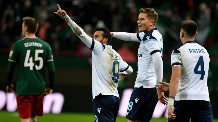 MOSCOW, RUSSIA - NOVEMBER 25: Pedro Rodriguez of SS Lazio celebrates after scoring the third goal of his team with his teammates during the UEFA Europa League group E match between Lokomotiv Moskva and SS Lazio at RZD Arena on November 25, 2021 in Moscow, Russia. (Photo by Marco Rosi - SS Lazio/Getty Images)