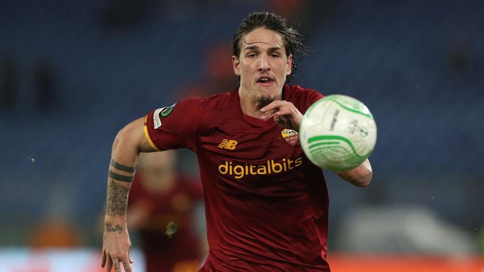 ROME, ITALY - NOVEMBER 25: Nicolo Zaniolo of AS Roma chases the ball during the UEFA Europa Conference League group C match between AS Roma and Zorya Lugansk at Stadio Olimpico on November 25, 2021 in Rome, Italy. (Photo by Paolo Bruno/Getty Images)