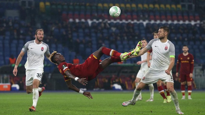 ROME, ITALY - NOVEMBER 25: Tammy Abraham of AS Roma scores their sides fourth goal during the UEFA Europa Conference League group C match between AS Roma and Zorya Lugansk at Stadio Olimpico on November 25, 2021 in Rome, Italy. (Photo by Paolo Bruno/Getty Images)