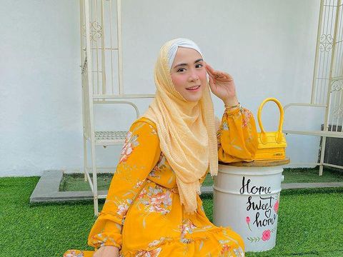 April Jasmine tengah menjadi sorotan karena aksinya naik moge mahal disebut pamer. Yuk intip Ootdnya tenteng tas branded!