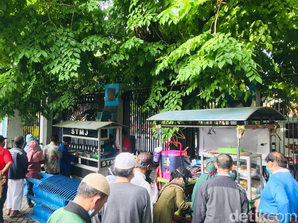 Dagangan PKL di Jalan Mojopahit dan Jenggolo Diborong Muhammadiyah Sidoarjo