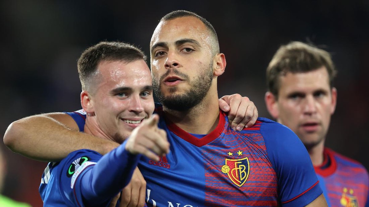 Arthur Cabral (kanan) menjadi incaran Barcelona. (Foto: Getty Images/Alex Grimm)