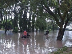 Banjir Rendam Jalanan di Medan Labuhan, Sejumlah Motor Mogok