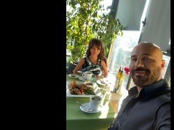 Istri Pertama Rusak, Binaragawan Ini Bawa Boneka Seks Keduanya Bulan Madu