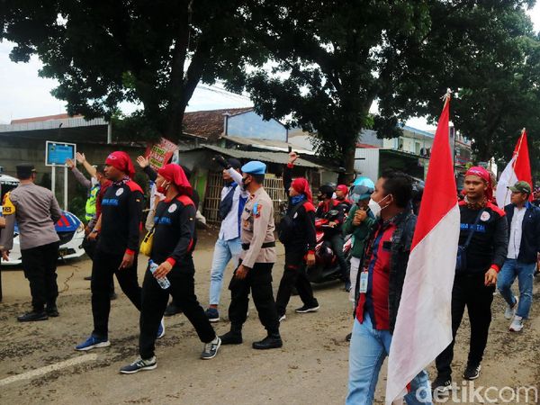 Kenaikan UMK Rendah, Buruh Demo di Kantor Bupati Jepara
