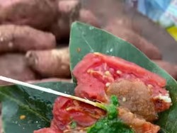 Camilan Tomat Khas India Ini Dimasak Menggunakan Pasir, Seperti Ini Rasanya