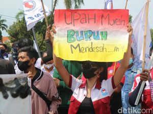 UMK Jepara Naik Rp 1.403, Massa Sindir Upah Murah Buruh Mendesah UMK Jepara Naik Rp 1.403, Massa Sindir Upah Murah Buruh Mendesah