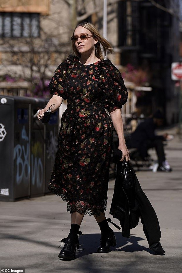 Chole Sevigny dengan floral long dress/
