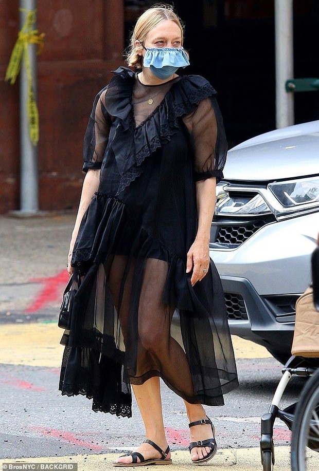 Chloe Sevigny dengan sheer dress hitam/