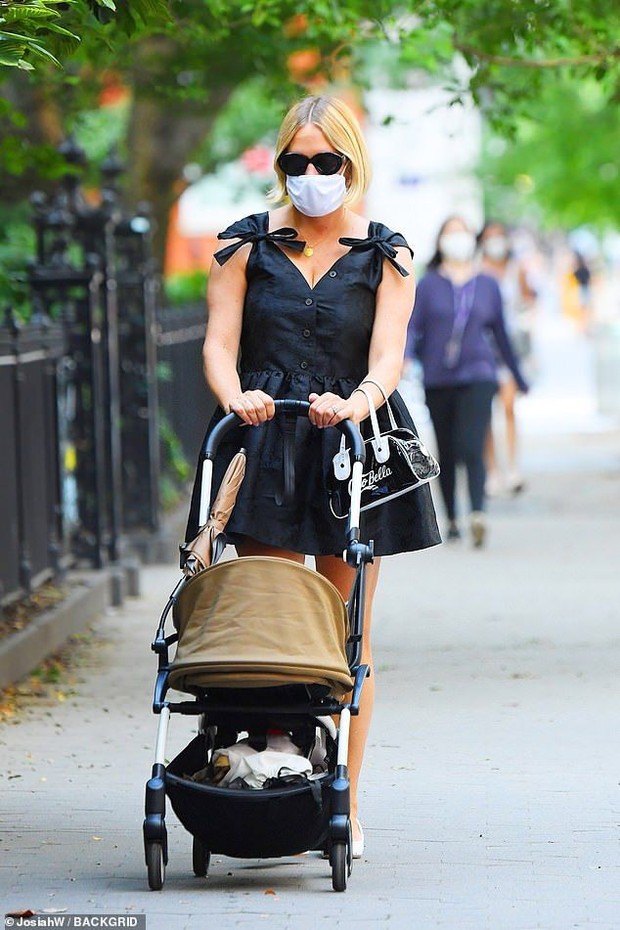 Chloe Sevigny yang mengenakan dress bervolume/