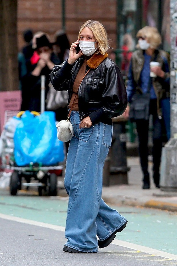 Chloe Sevigny mengenakan mom jeans/