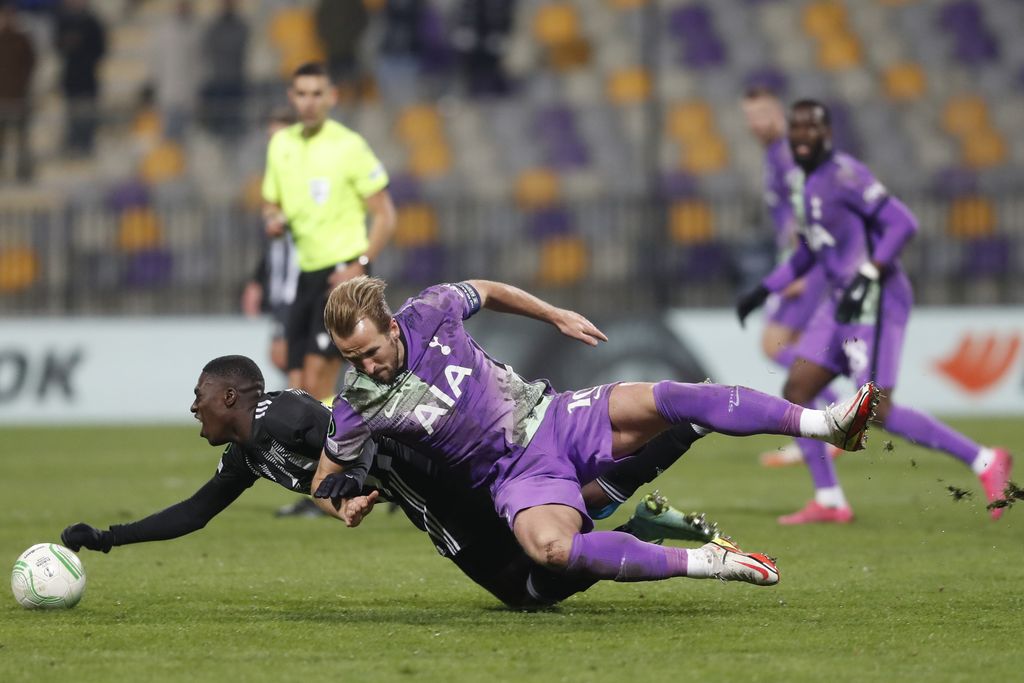 5Tottenham's Harry Kane, center, is tackled during the Europa Conference League match between Mura and Tottenham Hotspur in Maribor, Slovenia, Thursday, Nov. 25, 2021. (AP Photo)