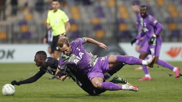 5Tottenham's Harry Kane, center, is tackled during the Europa Conference League match between Mura and Tottenham Hotspur in Maribor, Slovenia, Thursday, Nov. 25, 2021. (AP Photo)
