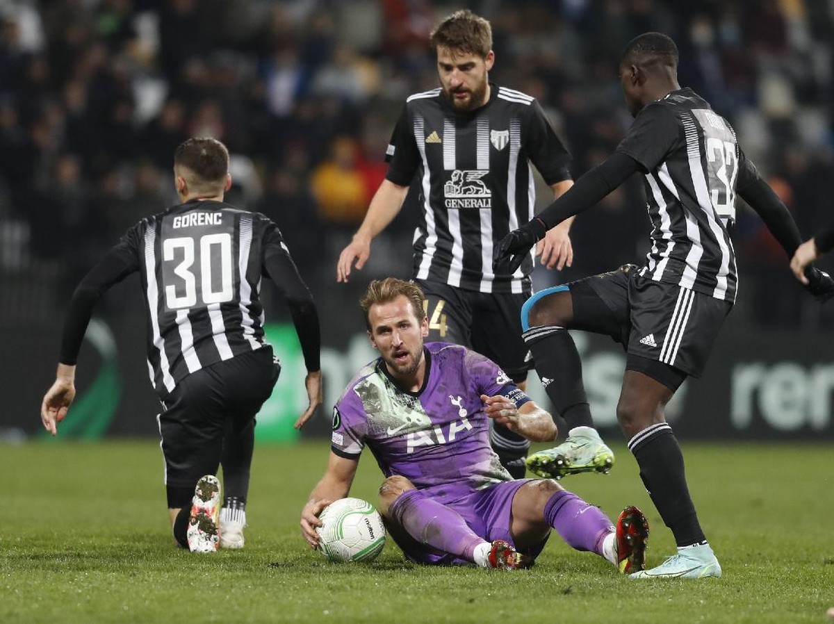 Harry Kane gagal mengantarkan Tottenham meraih kemenangan atas Mura. Foto: AP/