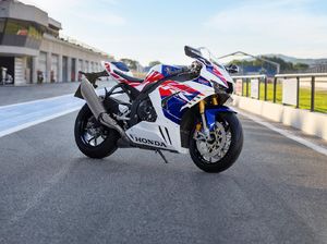 Lihat Lebih Dekat Gantengnya Honda CBR1000RR-R Fireblade Edisi 30 Tahun Lihat Lebih Dekat Gantengnya Honda CBR1000RR-R Fireblade Edisi 30 Tahun