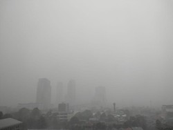 Hujan Disertai Angin Kencang Guyur Jaksel, Diprediksi hingga Pukul 18.30