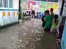 Diguyur Hujan Deras, Puluhan Rumah di Lombok Timur Kebanjiran