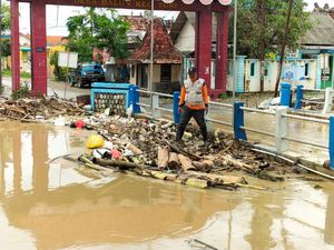 Sungai di Lamongan Meluap Membanjiri Puluhan Rumah dan Akses Antardesa