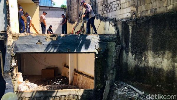 Kafe di Atas Saluran Air Kemang Mulai Dibongkar