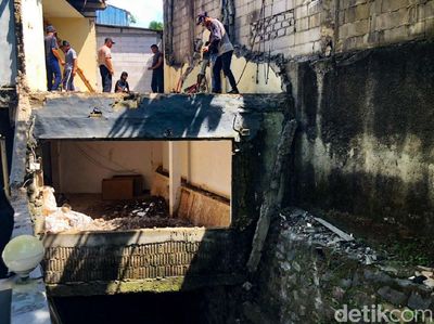 Kafe di Atas Saluran Air Kemang Mulai Dibongkar