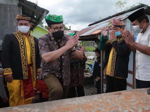 Respons Aspirasi Desa, Mendes Berbalas Pantun dengan Ketua Adat Tidung