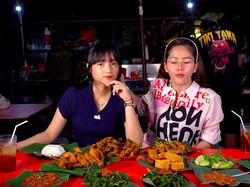Keseruan Fuji Mukbang Bareng Farida Nurhan di Warung Kaki Lima