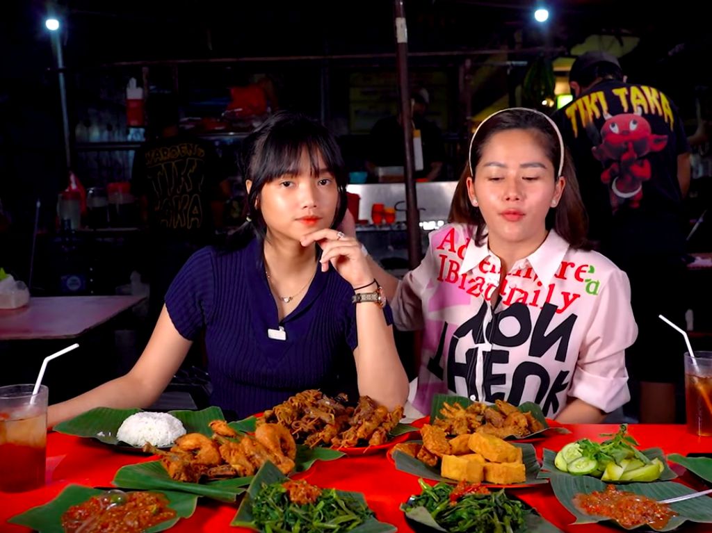 Keseruan Fuji Mukbang Bareng Farida Nurhan di Warung Kaki Lima Keseruan Fuji Mukbang Bareng Farida Nurhan di Warung Kaki Lima