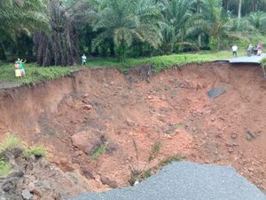 Jalan Amblas Usai Diguyur Hujan, Akses Antardesa di Asahan Sumut Terputus