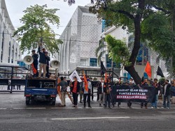 Thogut Dibawa-bawa Mahasiswa Gema Pembebasan saat Tolak Permendikbud